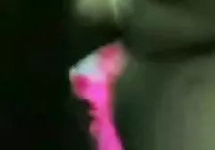 裸体波兰女孩洗澡的俄罗斯男子
