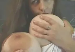 女孩在隐藏的相机前裸体擦拭
