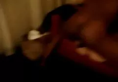 詹妮弗带着天然的山雀给了爸爸