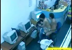 漂亮的女人跳上了阴茎情人
