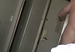 幸运的家伙在两个金发女郎的所有洞中性交
