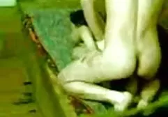 18岁的美丽啦啦队员在镜头前剥离