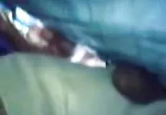 女同性恋女友在一点上插入一个振动器