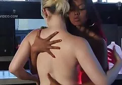 卡琳娜抓住了自己的朋友，并把自己交给了他