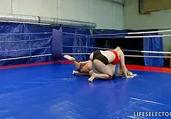金发碧眼的上瘾的女孩与她想象中的花哨的男人在浴室里咂嘴