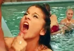 粉红色丝袜的美女想要在她的脸上有很多精子