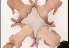 衣领和长袜的德国女孩自慰她剃光的阴部