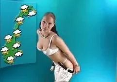 变态暗中侦察在洗澡的妇女。