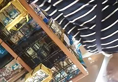 一条短裙的长发漂亮女孩吮吸公鸡和乱搞与她的男朋友