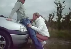 可爱的女孩晒日光浴海滩露胸部
