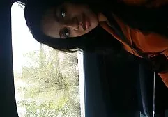 小鸡在浴室里指法她的双腿之间的假公鸡