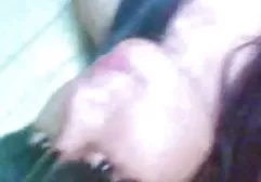 有大蠢材的捷克女孩在汽车自慰