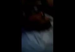 渔网贴身衬衣的俏丽的妇女猛拉她的盖帽