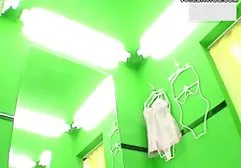 浴室里的胖乎乎的阿姨通过相机观看
