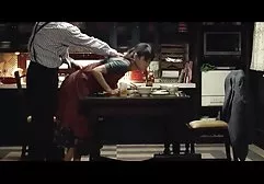18岁的美丽小妞舔她的帽子