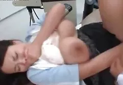 牛仔裤的脚恋物癖女孩显示腿