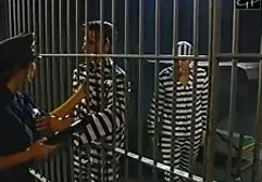 豪华的黑发笑着带着一点橡胶鸡巴
