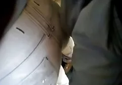 宝贝在厕所遇到一个男人并将他带到她身边