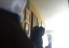 可爱的同性恋男孩坐在迪克点上