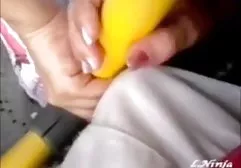 两个年轻的长廊和一个男人砰的一声