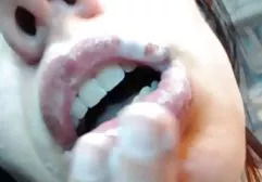红色内衣的可爱的性感的亚洲人在照相机得到裸体