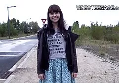 美丽的女孩对待男人