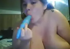 两个口交吸吮站立的公鸡和球对顺从的奴隶