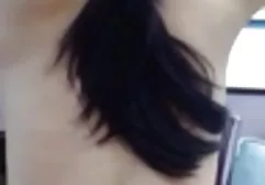 这个家伙在浴室里向他瘦弱的女友塞尔达扔了一根棍子
