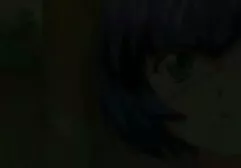 女孩用巧克力蘸她的脚，感到兴奋