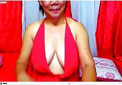 当她的母亲不在家时，爸爸为了癌症而乱搞她的儿子