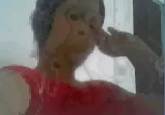 长袜的女同性恋者在板凳上互相爱抚