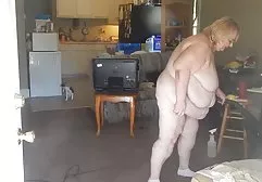性感的裁判是给摔跤手的胜利者