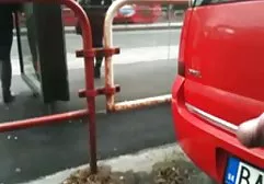 有垫铁的俄国浅黑肤色的男人在长的阴茎吮