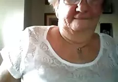 男孩正在看着浴室里的裸体母亲
