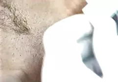 青少年neformalka慢慢吸吮一个男人兴奋的阴茎