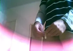 一个男人看起来像他最好的朋友乱搞他的妻子