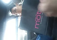 吸烟笑着玩大乳头