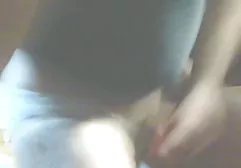 吹一个婊子倒在女朋友的乳头上的热蜡