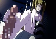 黑色尼龙西装的女孩帮助体操运动员采取姿势