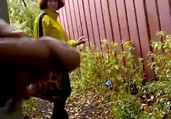 穿着长袜的丰满德国人在商店里对一个陌生人的家伙说了笑