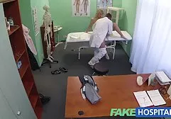 俄罗斯害羞的女孩Alina与两个男人发生性关系