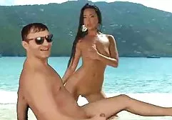 妈妈巧妙地在女儿面前吮吸男人的家伙
