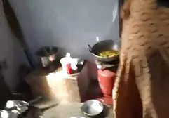 成熟的俄罗斯阿姨性交了一个正在看她的男孩