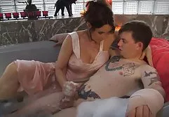 这名男子与被唤醒的金发女郎拍摄了相机