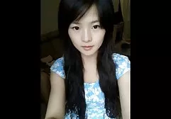堕落的妇女在厨房里使用与她性感的女朋友