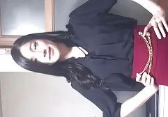 俄罗斯姑娘从口头羞辱和手淫得到喷高潮