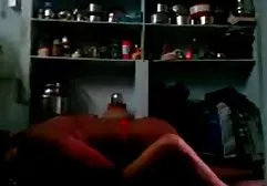 妈妈让女儿们拉扯她的家伙
