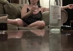 年迈的女人裸在公共浴室