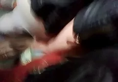 幸运的是咬着两个丰满的金发女郎
