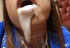 美丽的女孩传播肛门并在屁股上显示一个大洞